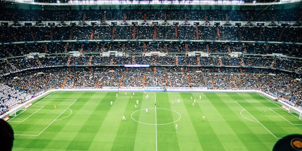 足球转会市场分析报道配图 - 象征球员转会的球衣交换