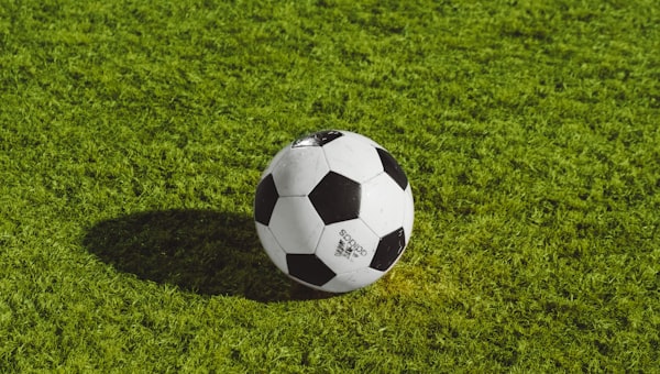 欧洲冠军联赛足球比赛现场直播画面 - 球员激烈拼抢的瞬间